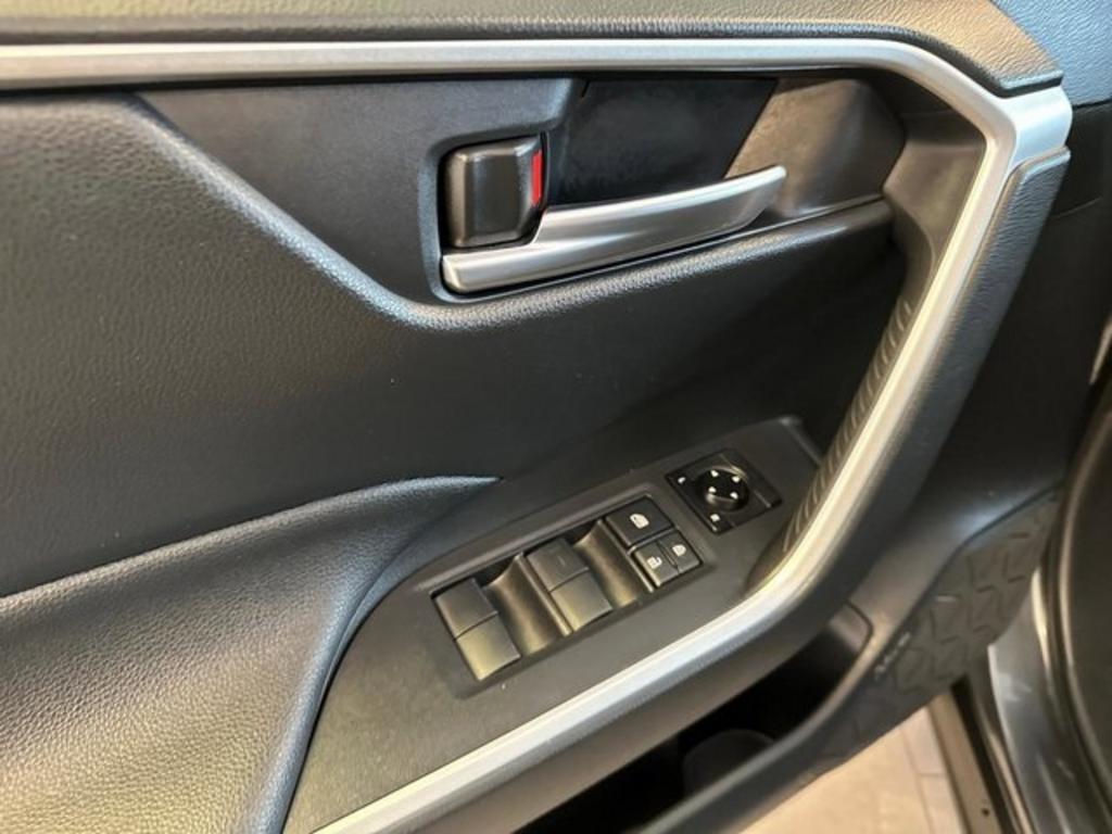 2020 Toyota RAV4 XLE photo