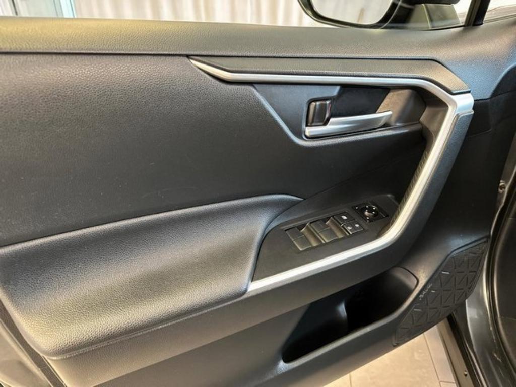 2020 Toyota RAV4 XLE photo
