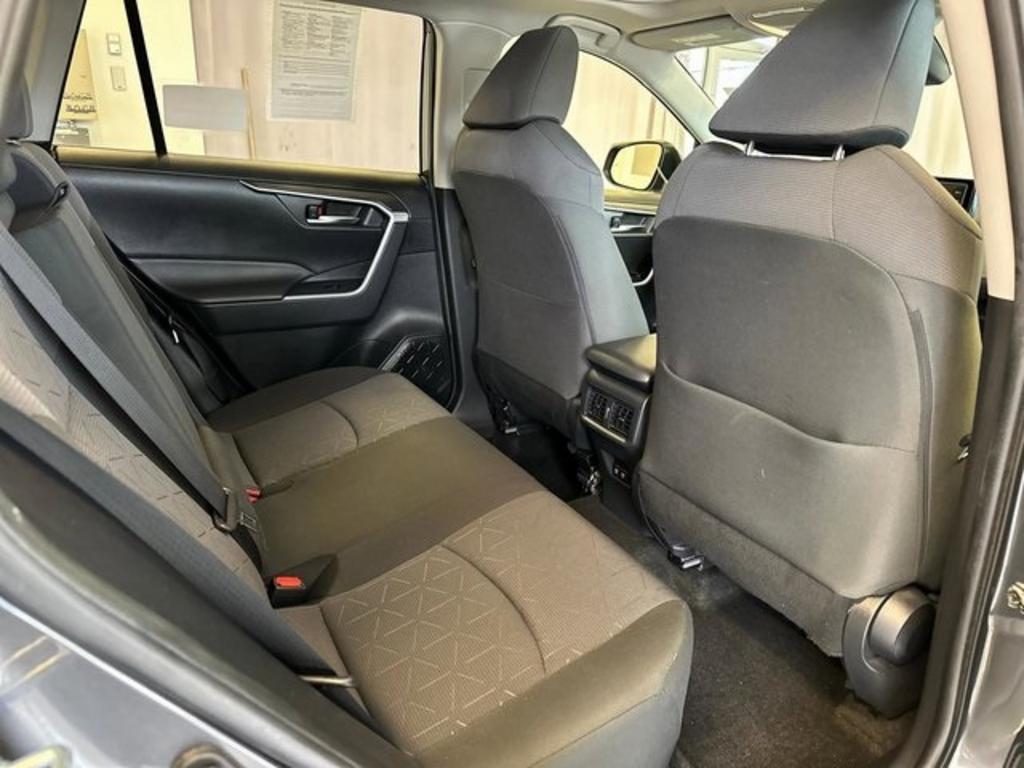 2020 Toyota RAV4 XLE photo
