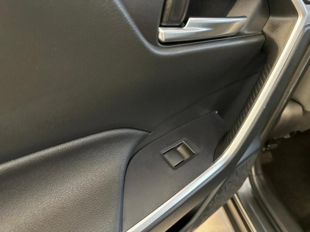 2020 Toyota RAV4 XLE photo
