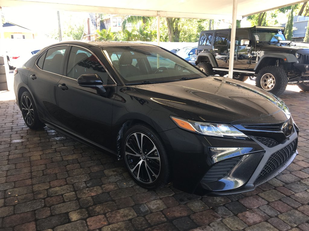 2019 Toyota Camry SE photo