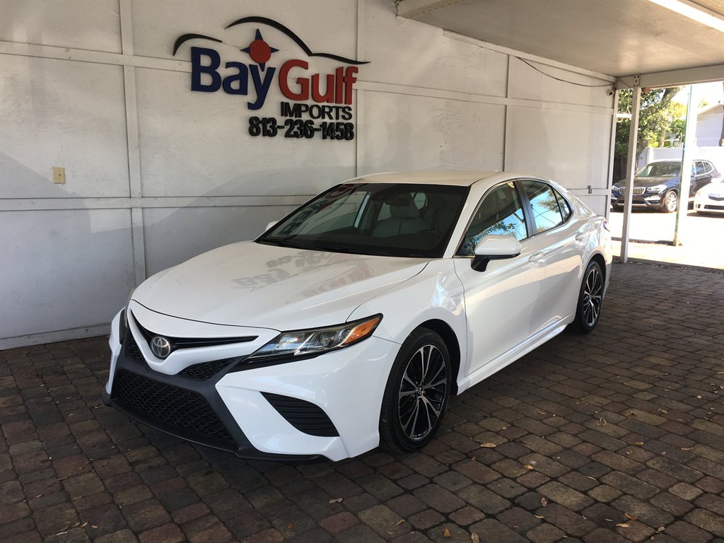 2019 Toyota Camry SE photo