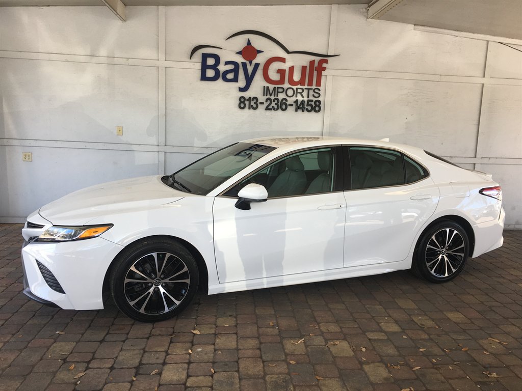 2019 Toyota Camry SE photo