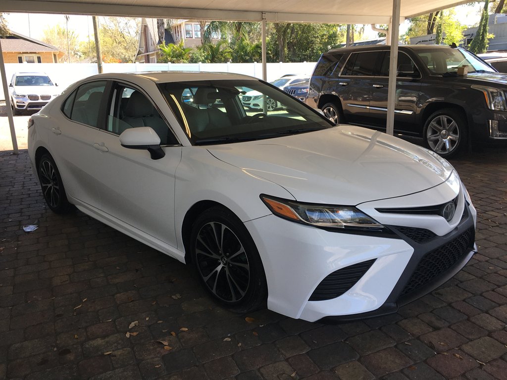2019 Toyota Camry SE photo