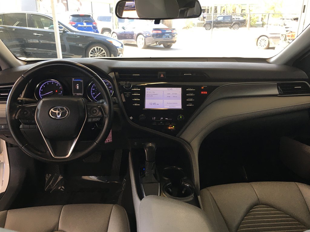 2019 Toyota Camry SE photo