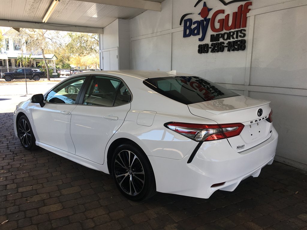 2019 Toyota Camry SE photo