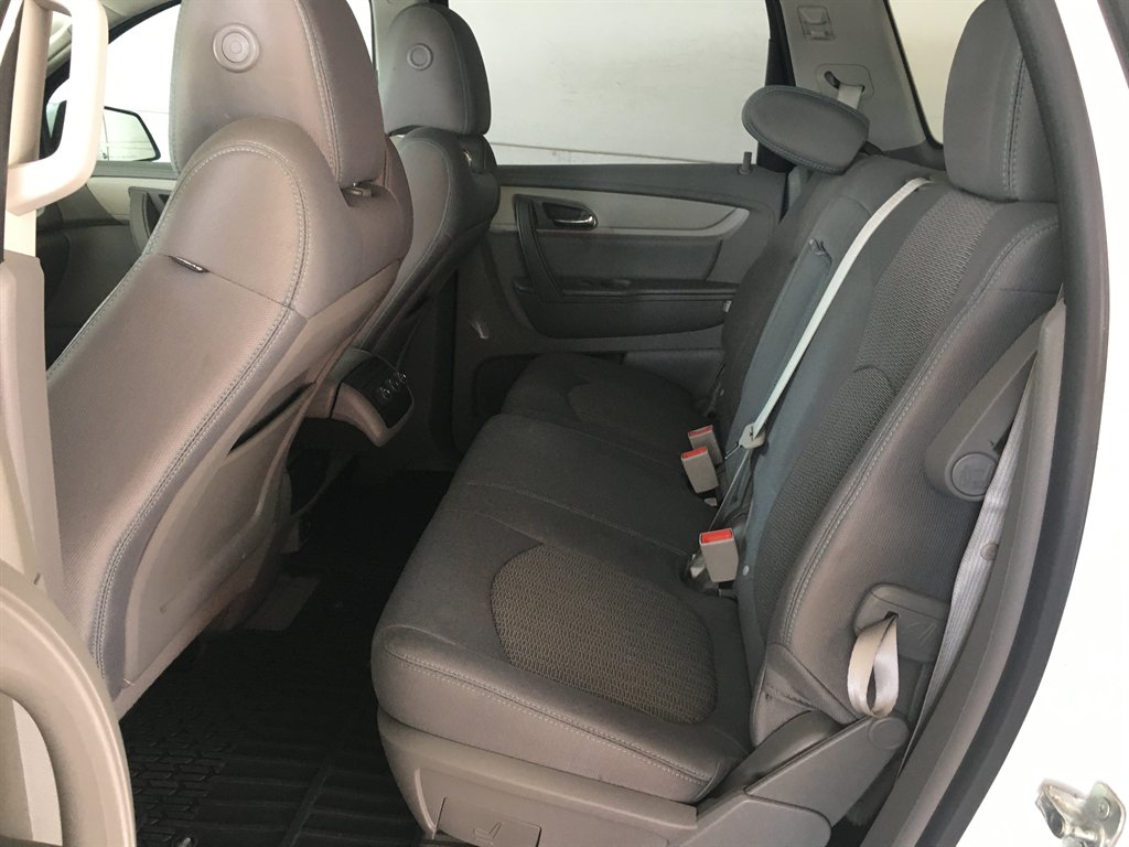 2017 Chevrolet Traverse - $15,495