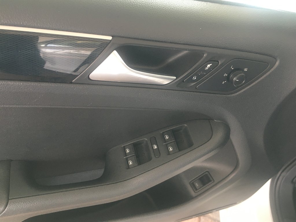 2015 Volkswagen Jetta - $10,995