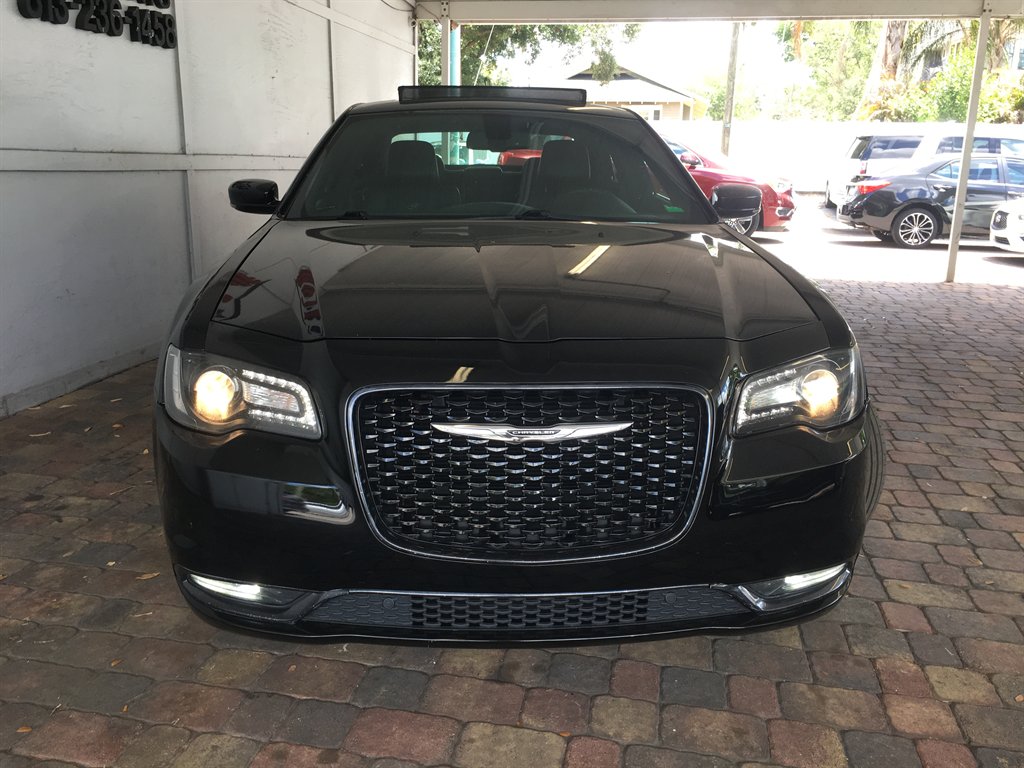 2017 Chrysler 300 - $18,995