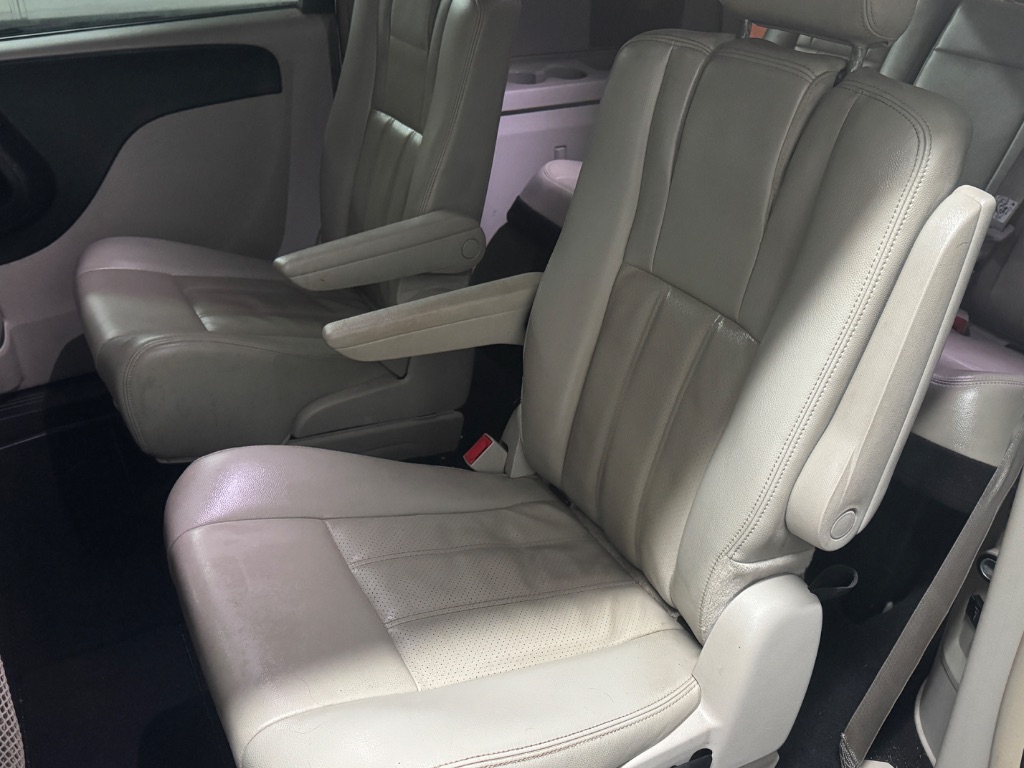 2012 Chrysler Town And Country - $4,995