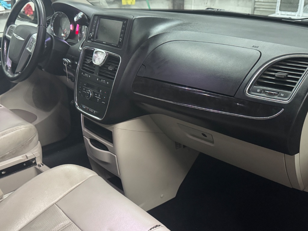 2012 Chrysler Town And Country - $4,995