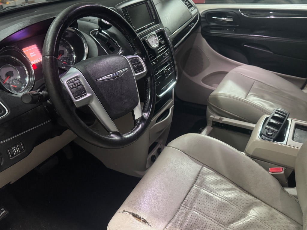 2012 Chrysler Town And Country - $4,995
