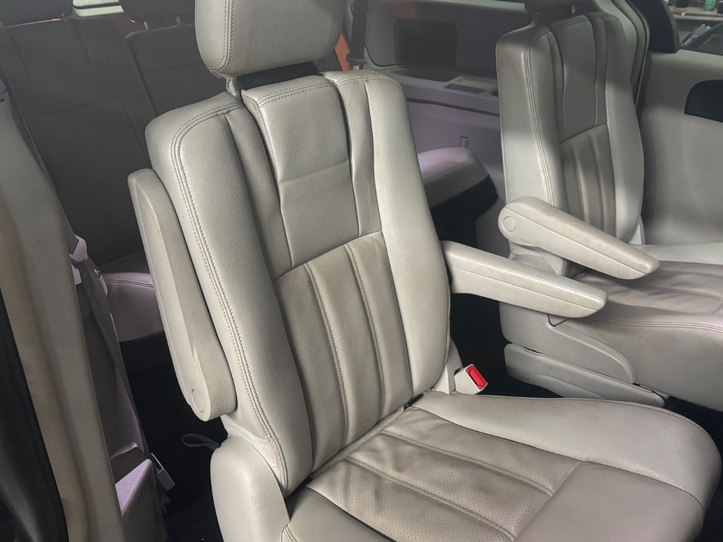 2012 Chrysler Town And Country - $4,995