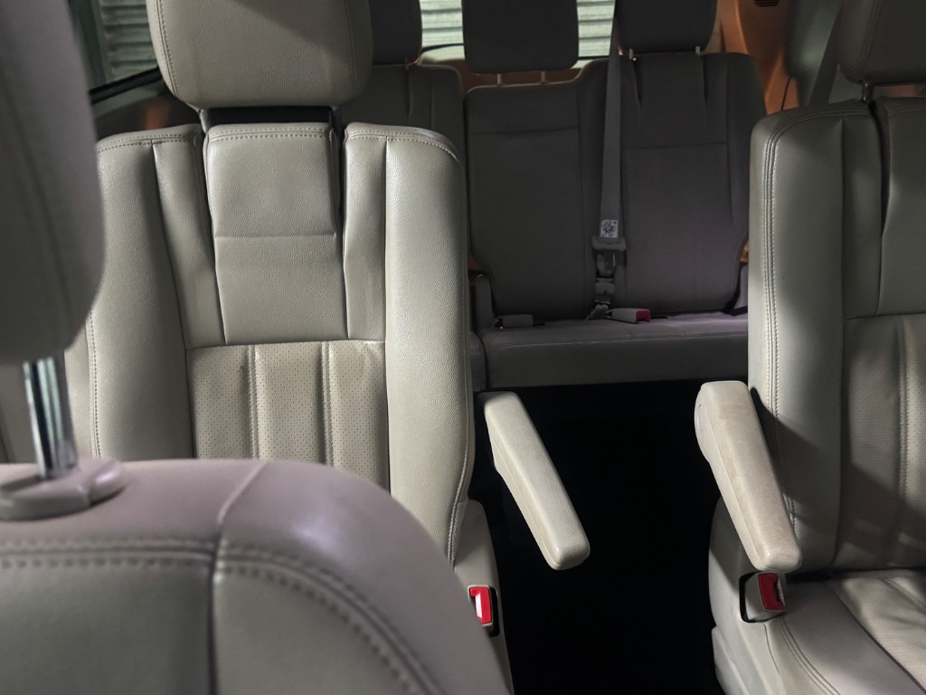 2012 Chrysler Town And Country - $4,995