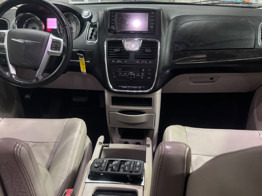 2012 Chrysler Town And Country - $4,995