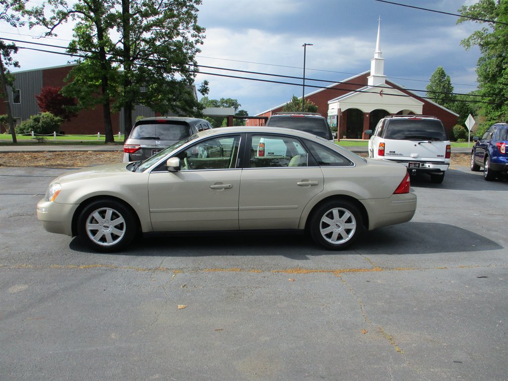 The 2005 Ford Five Hundred SE photos