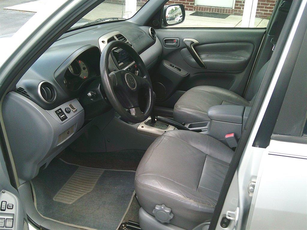 2002 Toyota RAV4 photo