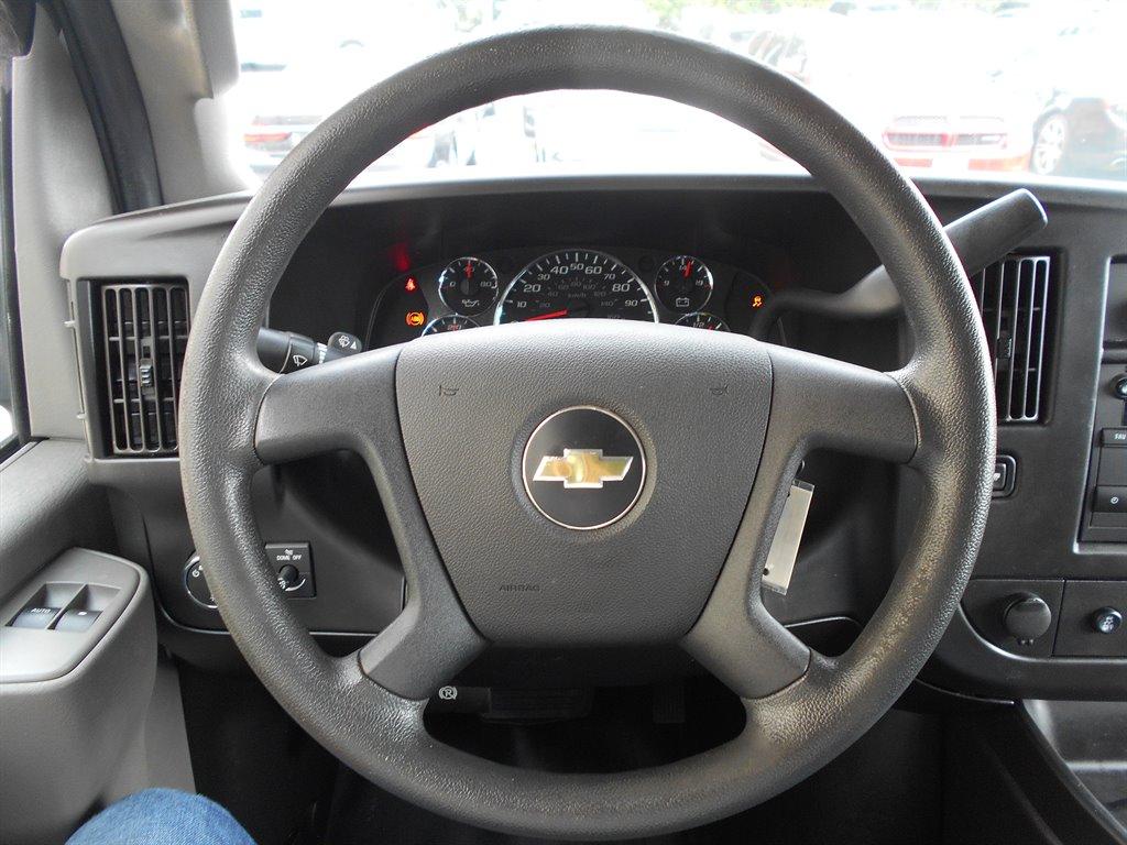2017 Chevrolet G2500 Vans Express photo