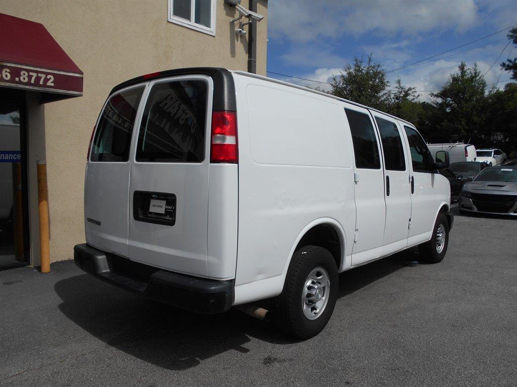 2017 Chevrolet G2500 Vans Express photo