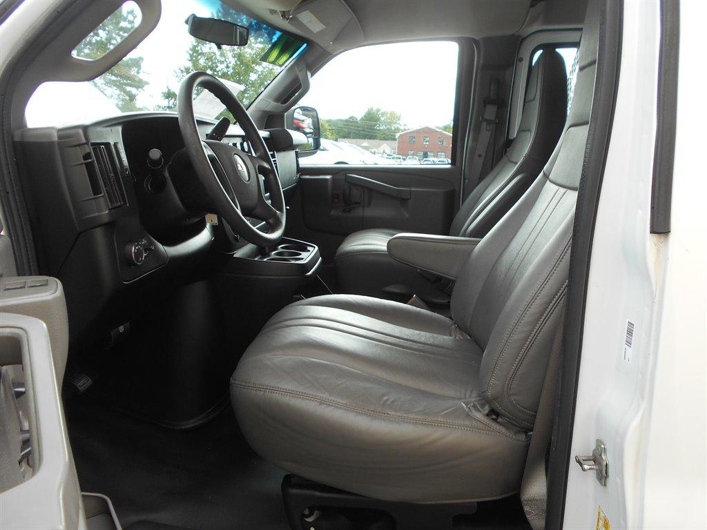 2017 Chevrolet G2500 Vans Express photo