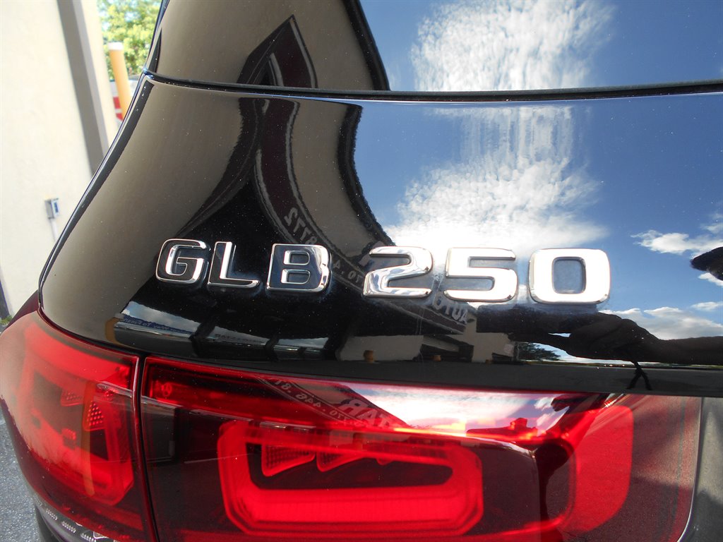 2020 Mercedes-Benz GLB GLB250 photo