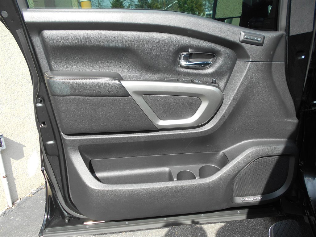 2017 Nissan Titan SL photo