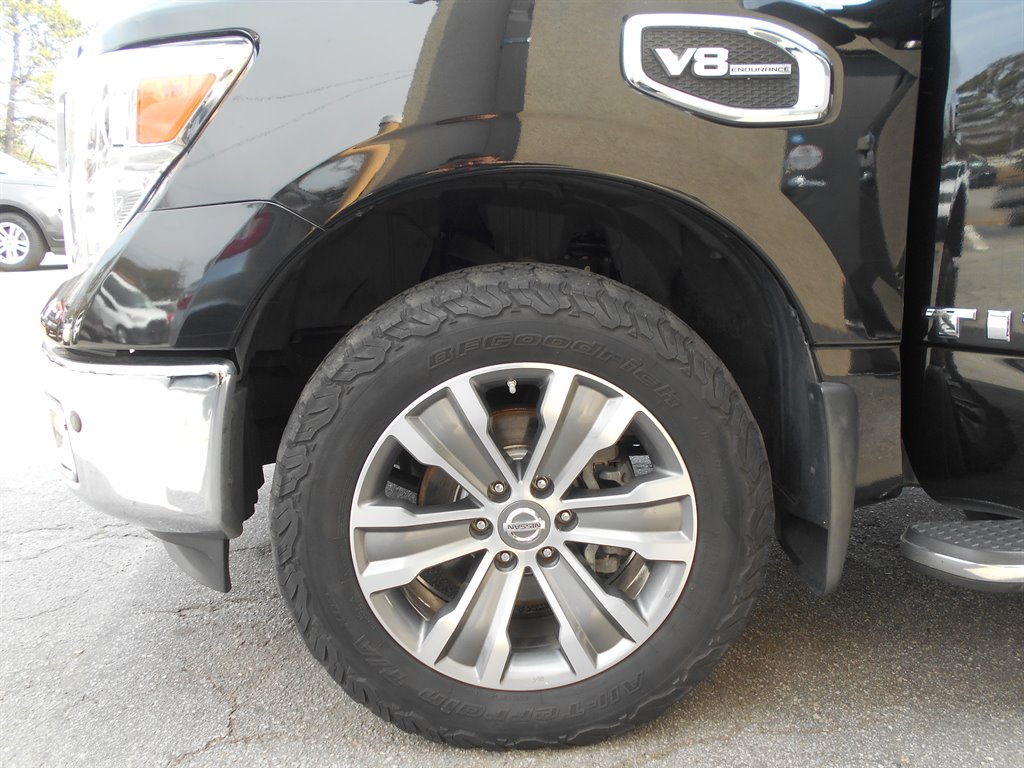2017 Nissan Titan SL photo