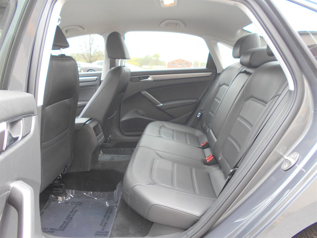 2018 Volkswagen Passat R-Line photo