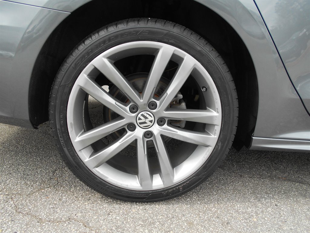 2018 Volkswagen Passat R-Line photo