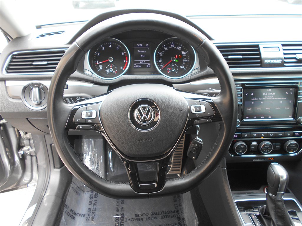 2018 Volkswagen Passat R-Line photo