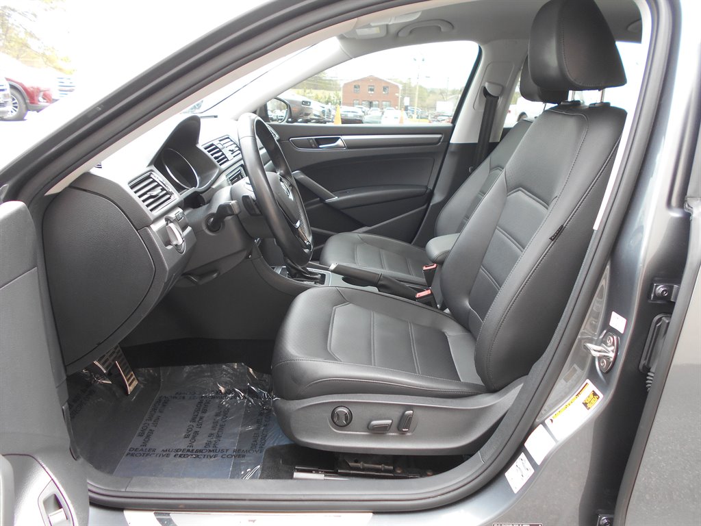 2018 Volkswagen Passat R-Line photo