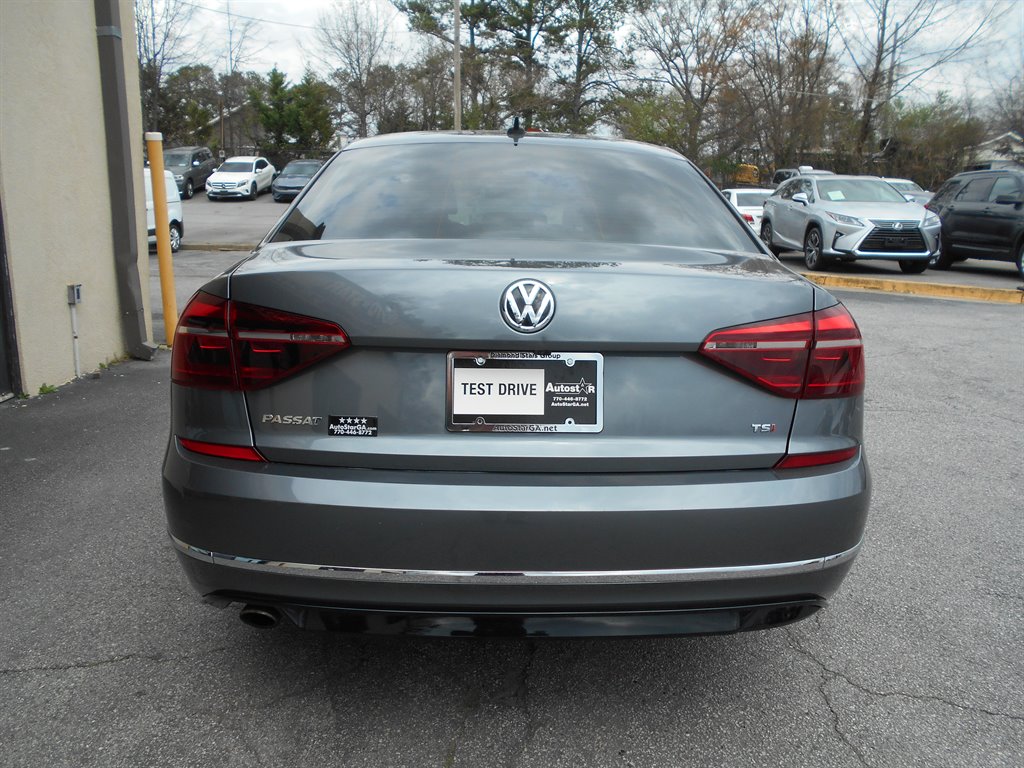 2018 Volkswagen Passat R-Line photo