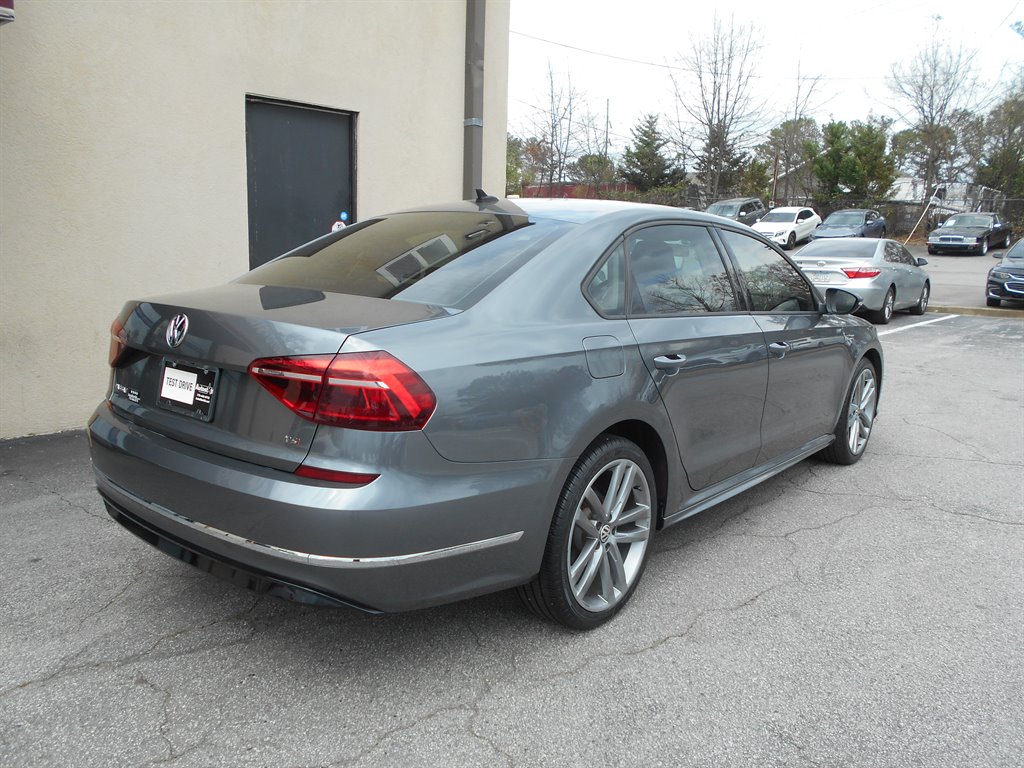 2018 Volkswagen Passat R-Line photo