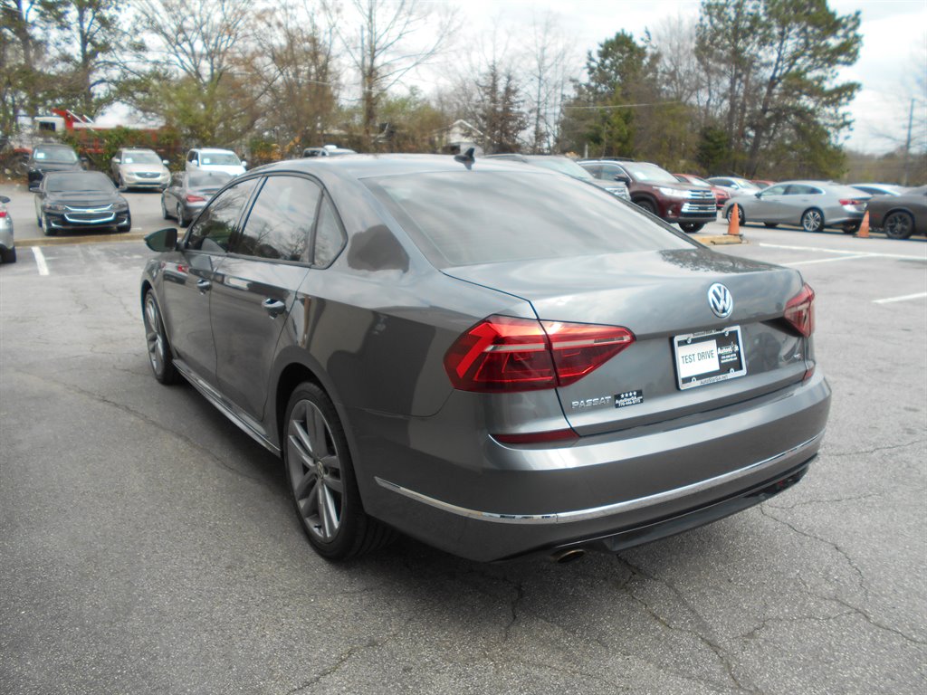 2018 Volkswagen Passat R-Line photo