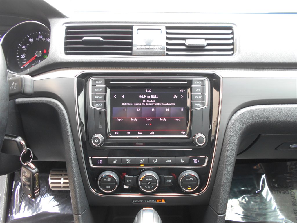 2018 Volkswagen Passat R-Line photo