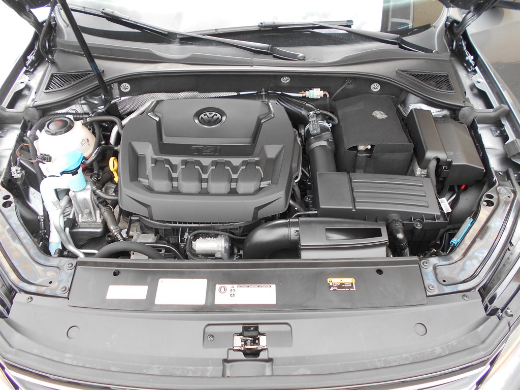 2018 Volkswagen Passat R-Line photo