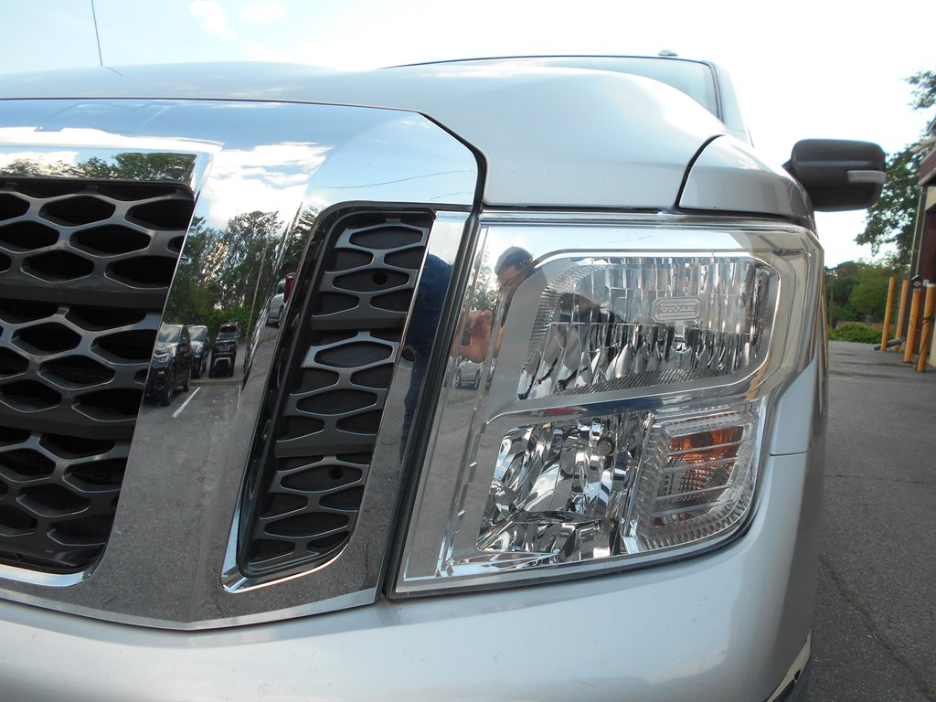 2018 Nissan Titan SV photo
