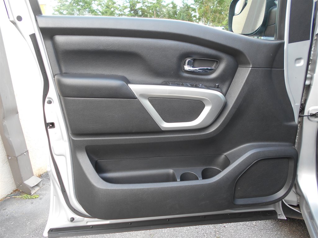 2018 Nissan Titan SV photo