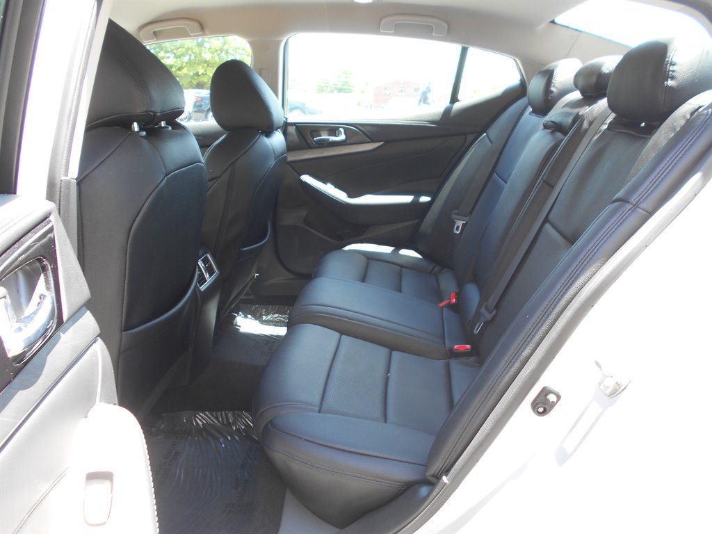 2017 Nissan Maxima Platinum photo