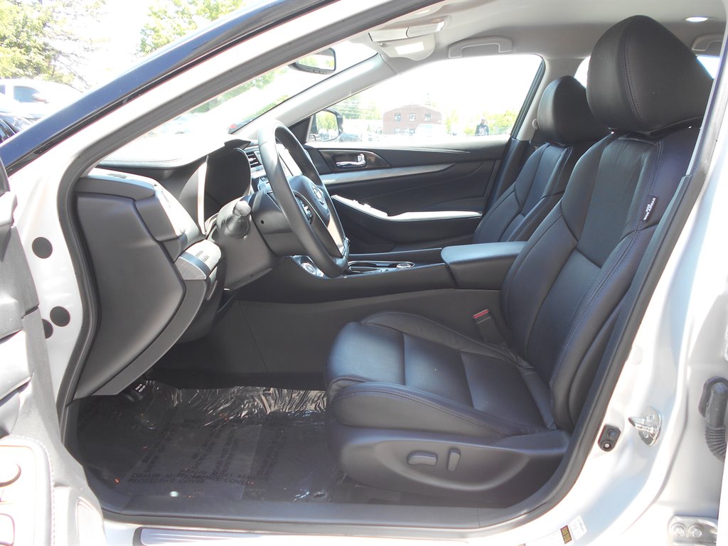 2017 Nissan Maxima Platinum photo
