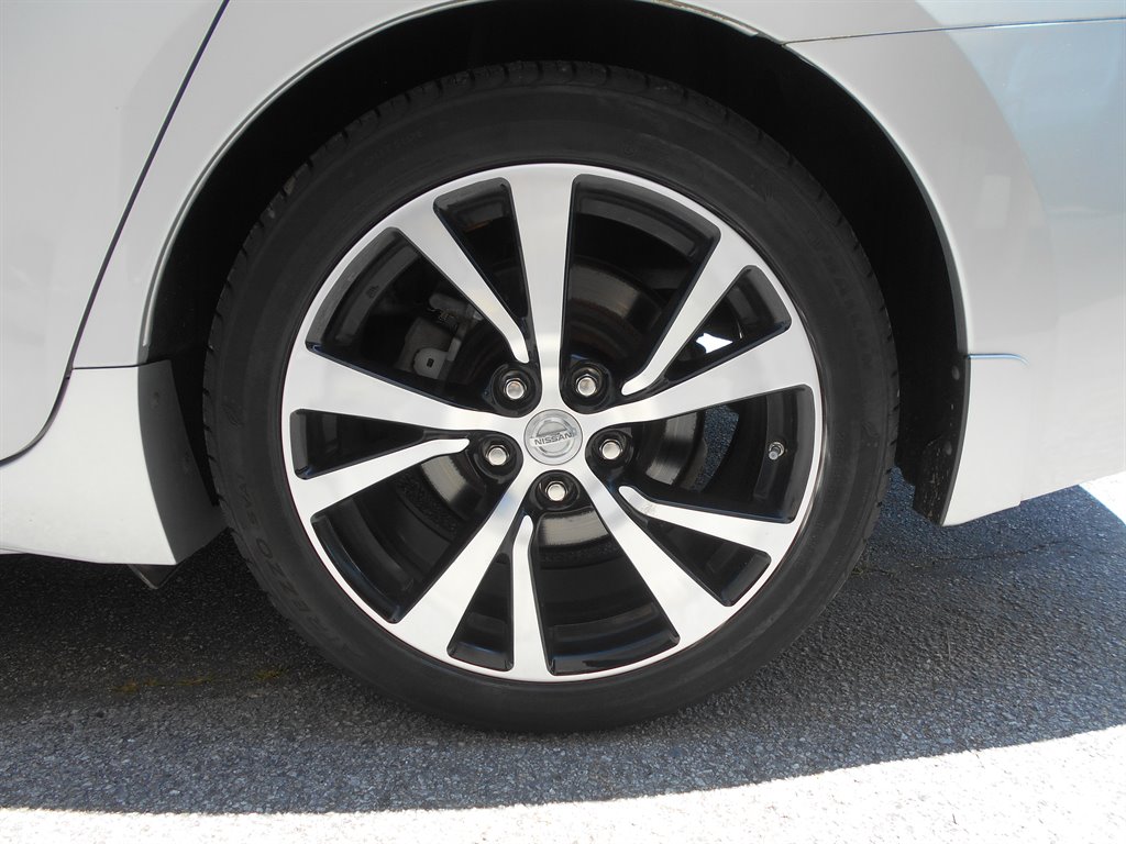 2017 Nissan Maxima Platinum photo