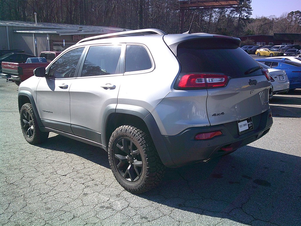 2018 Jeep Cherokee - $17,995