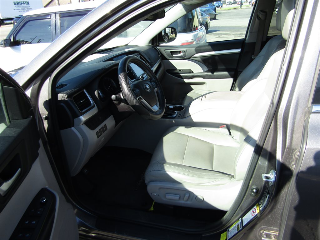 2016 Toyota Highlander - $13,995
