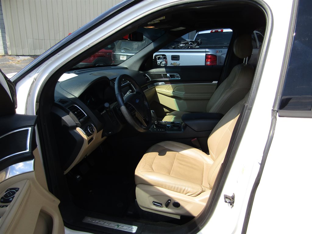 2016 Ford Explorer - $10,995