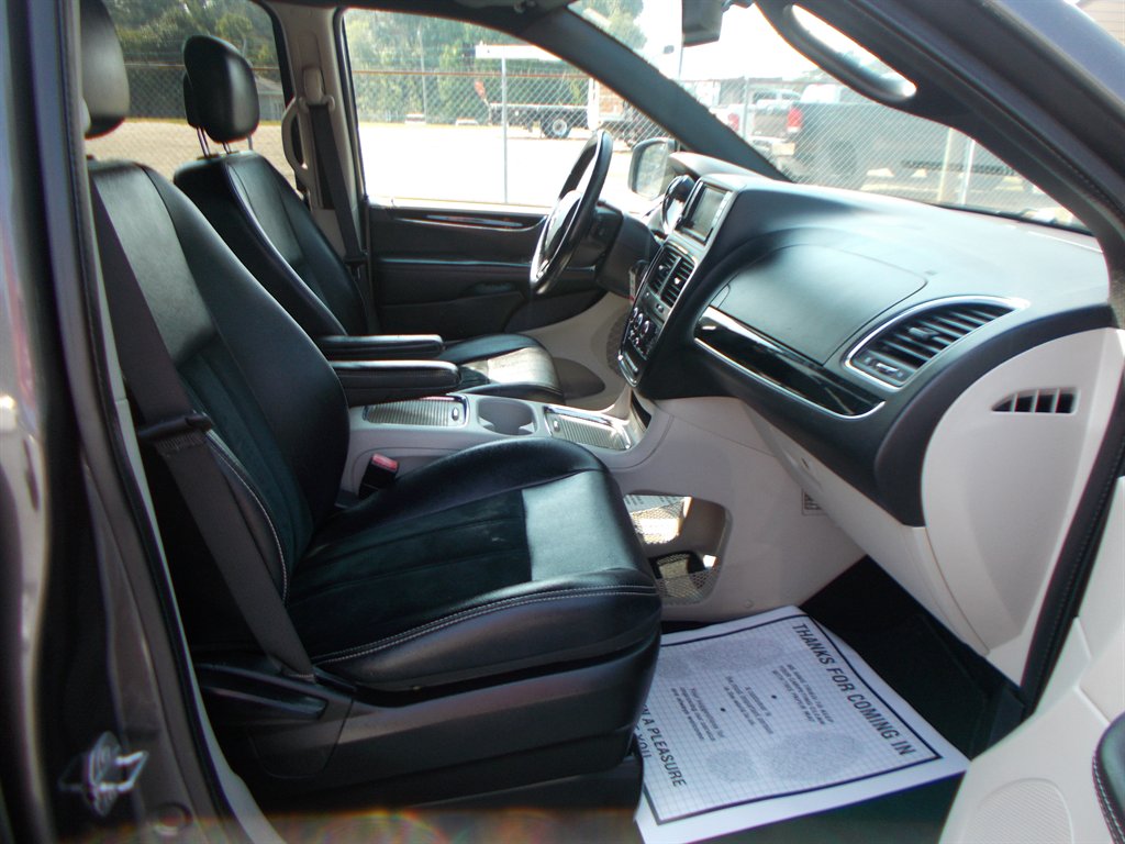 2017 Dodge Grand Caravan - $11,500