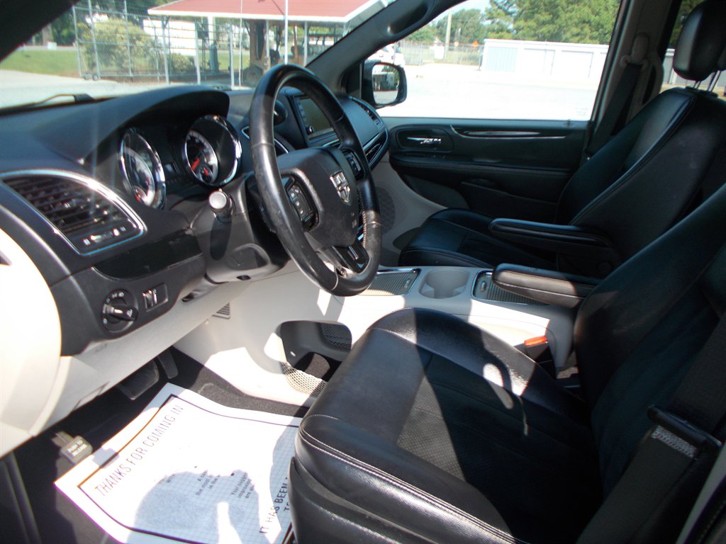 2017 Dodge Grand Caravan - $11,500
