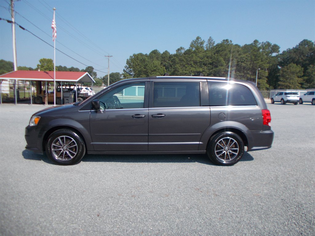 2017 Dodge Grand Caravan - $11,500