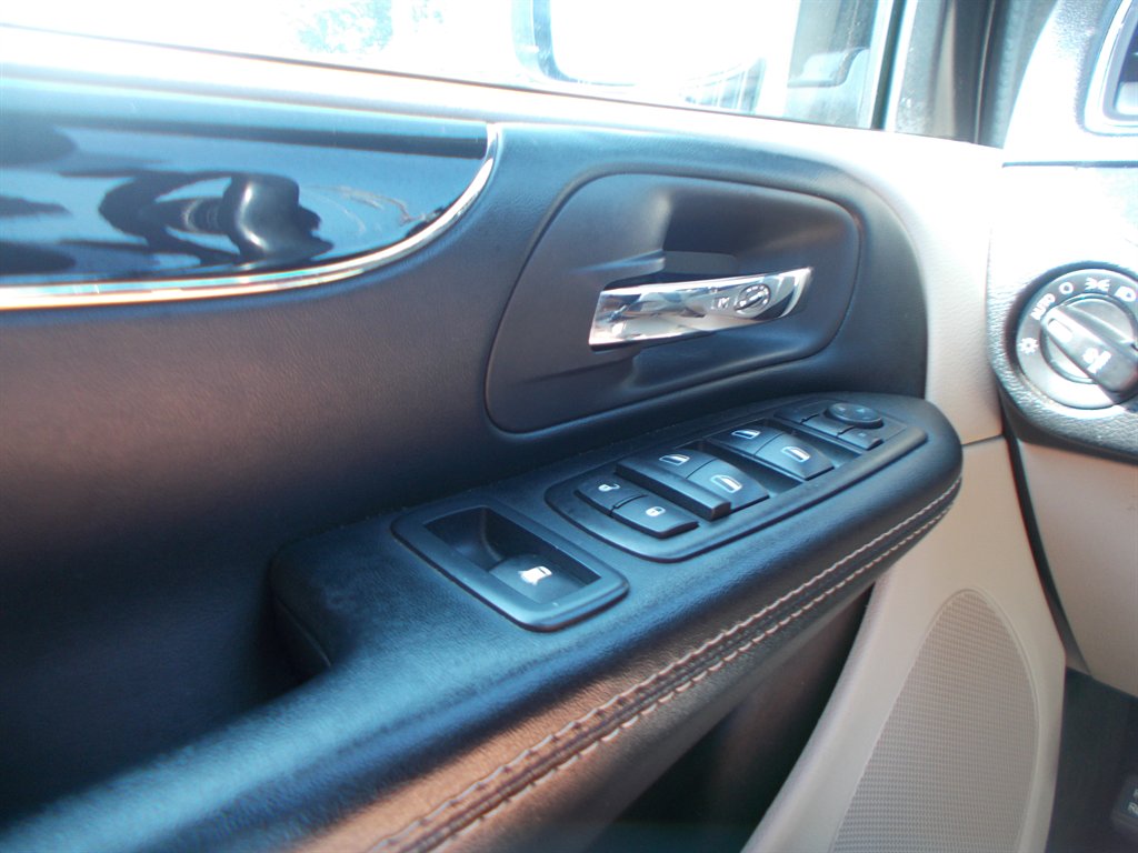 2017 Dodge Grand Caravan - $11,500