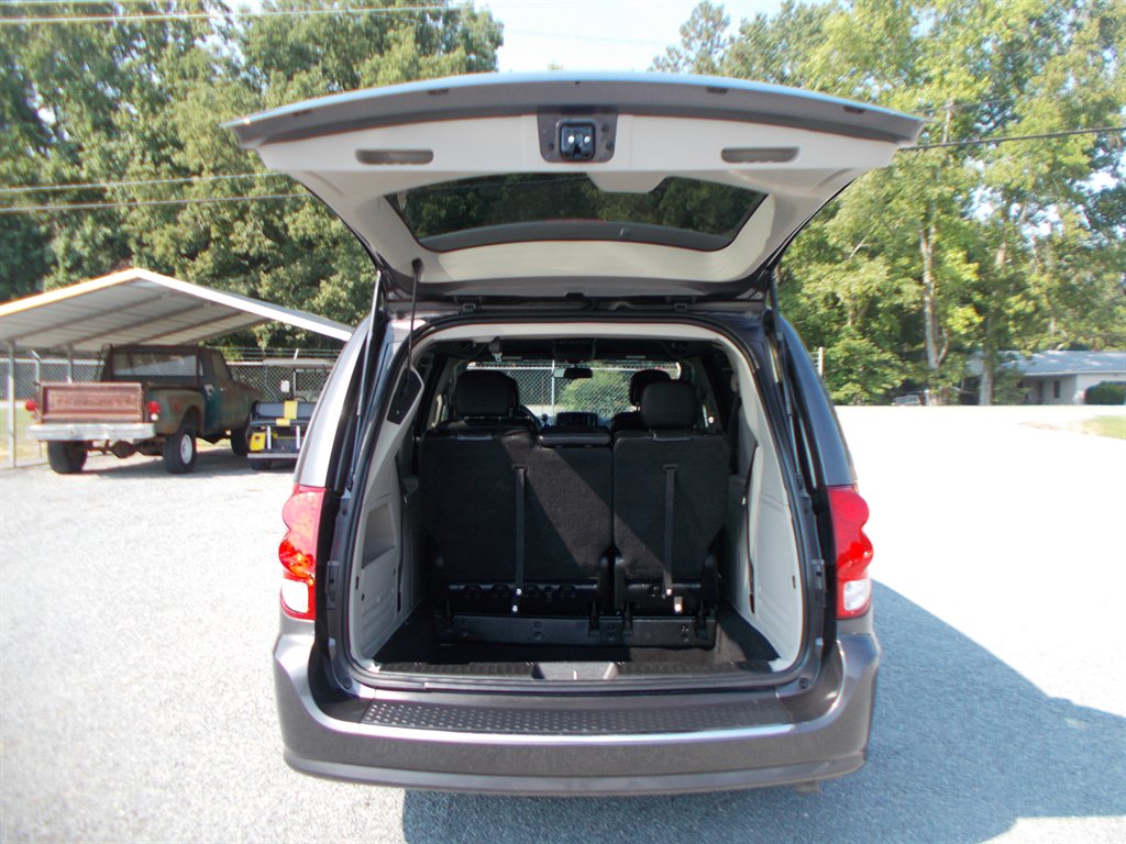 2017 Dodge Grand Caravan - $11,500
