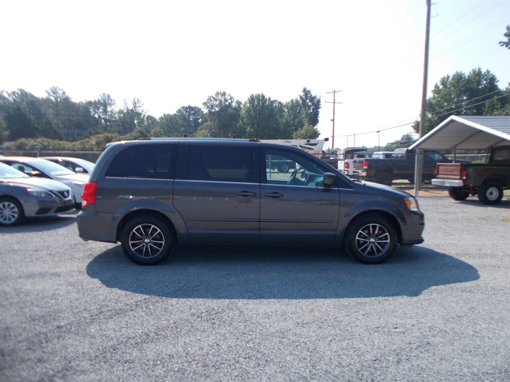 2017 Dodge Grand Caravan - $11,500